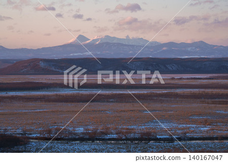 Winter sunset and mountain range viewed from Hosooka Observatory in Kushiro Marshland 140167047