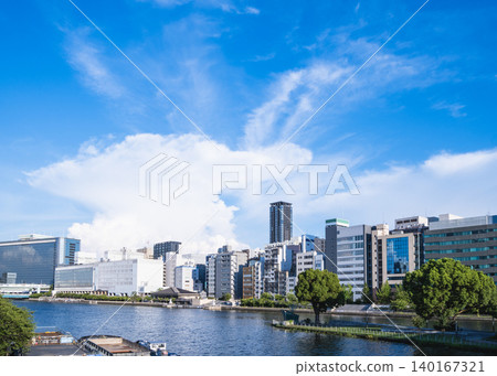 大阪中之島河畔的夏日景色,晴空萬裡,白雲朵朵。 大阪中之島河畔的夏日景色,晴空萬裡,白雲朵朵。 140167321