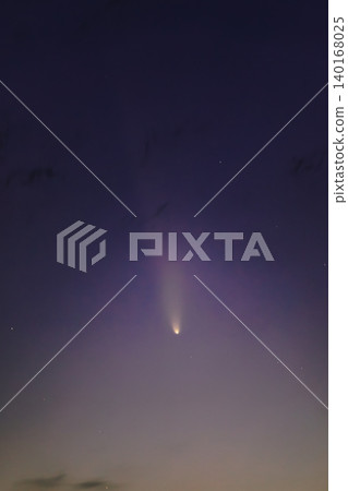 Comet ATLAS shines brightly in the starry sky, with its long, extending tail. Comet ATLAS shines brightly in the starry sky, with its long, extending tail. 140168025