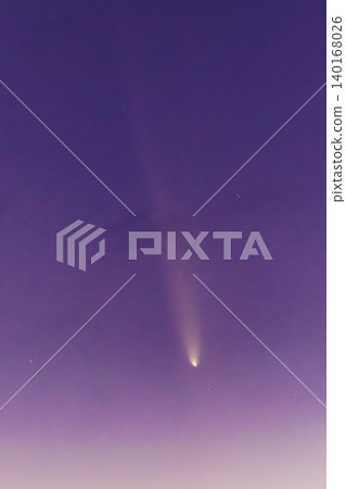 The majestic figure of Comet ATLAS adorning the autumn night sky. 140168026