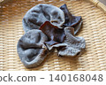 青森木耳盛放在圓形竹籃中－從鳥瞰視角展現了生木耳的大小和天鵝絨般的質感。 140168048