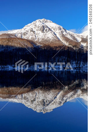 Kamikochi in the depths of winter: Mt. Yake and the snowy landscape reflected in Taisho Pond. 140168108