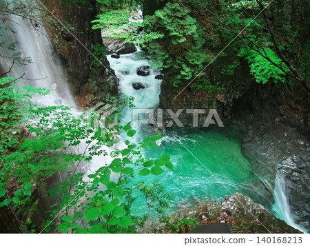 The fresh greenery of Tsukechi Gorge: Kannon Falls and Fudo Falls entrance 140168213