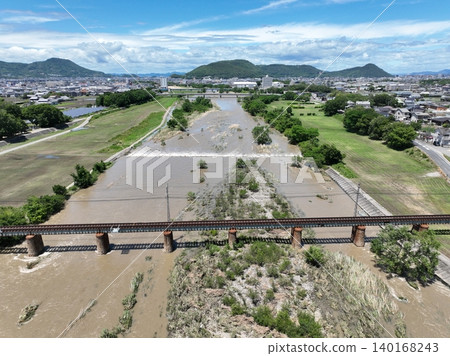 【空拍圖】颱風過後的渾濁洪水和現代工業遺產地琴電琴川橋 【空拍圖】颱風過後的渾濁洪水和現代工業遺產地琴電琴川橋 140168243