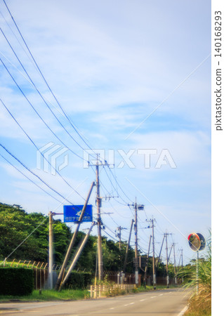 The Masuda Space Communications Center and the road scenery of Tanegashima Island evoke the feeling of "5 Centimeters Per Second," as captured with an old lens. 140168293