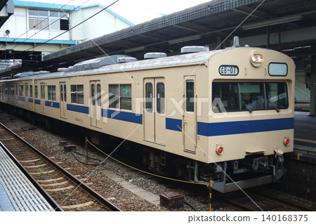 停泊在廣島車站的山陽本線 103 系列列車 140168375