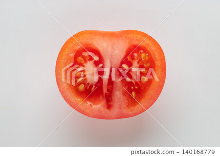 一張從正上方拍攝的番茄橫切面照片，背景為白色。 140168779