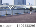 公園裡跑步的學生的背影 140168896