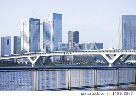 從公園可以眺望豐洲大橋和東京灣。 從公園可以眺望豐洲大橋和東京灣。 140168897