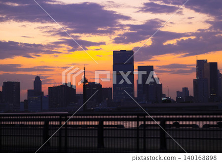 為海灣地區染上絢麗色彩的夢幻日落景象。 為海灣地區染上絢麗色彩的夢幻日落景象。 140168898