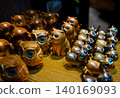 Souvenirs from overseas: A wide variety of souvenirs lined up in the market. 140169093
