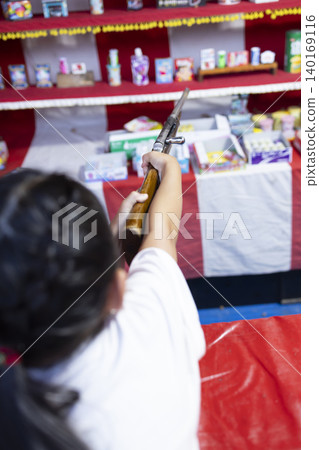孩子們在節日上玩射擊遊戲。 140169116