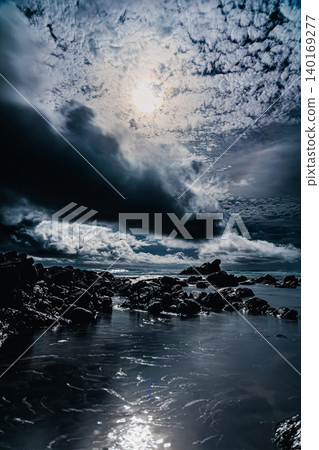 種子島的夜景以壯麗的雲彩和一輪滿月為特色。 種子島的夜景以壯麗的雲彩和一輪滿月為特色。 140169277