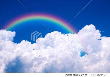 清爽的夏日天空背景,一道彩虹橫跨藍天,高聳的積雨雲巍峨聳立。 清爽的夏日天空背景,一道彩虹橫跨藍天,高聳的積雨雲巍峨聳立。 140169428
