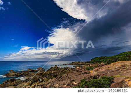A giant cumulonimbus cloud covers the night sky over Itajikihana, Tanegashima. 140169561