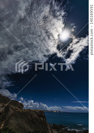 滿月之下,變幻莫測的雲層和海洋籠罩著種子島。 滿月之下,變幻莫測的雲層和海洋籠罩著種子島。 140169591