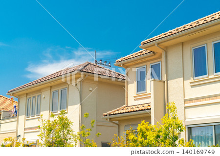 沐浴在湛藍天空下的住宅區-圖片 沐浴在湛藍天空下的住宅區-圖片 140169749