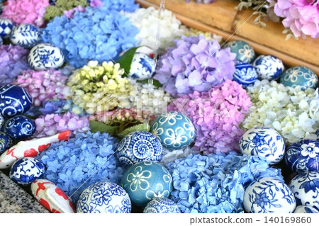 Hydrangeas adorn the water basin in a flower arrangement: A scene from early summer at Yōrinji Temple in Fukushima Prefecture. Hydrangeas adorn the water basin in a flower arrangement: A scene from early summer at Yōrinji Temple in Fukushima Prefecture. 140169860