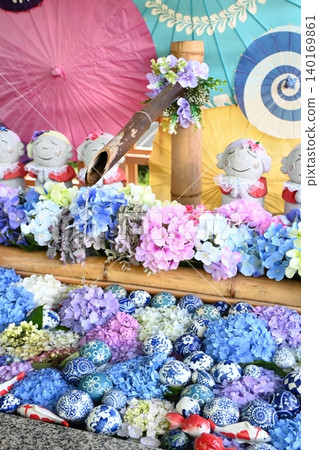Hydrangeas adorn the water basin in a flower arrangement: A scene from early summer at Yōrinji Temple in Fukushima Prefecture. Hydrangeas adorn the water basin in a flower arrangement: A scene from early summer at Yōrinji Temple in Fukushima Prefecture. 140169861