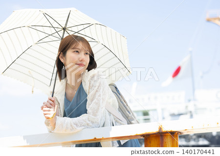 成人假期，最適合撐著遮陽傘，沐浴在藍天白雲下。 140170441