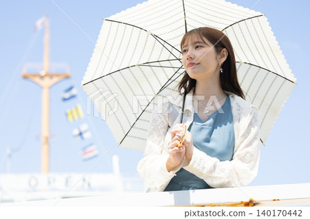 成人假期，最適合撐著遮陽傘，沐浴在藍天白雲下。 140170442