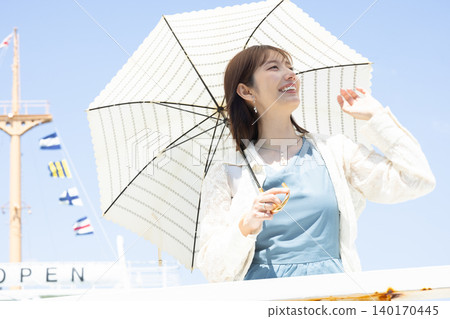 成人假期，最適合撐著遮陽傘，沐浴在藍天白雲下。 140170445