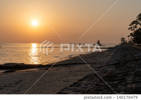 夕陽西下的海灘 夕陽西下的海灘 140170479