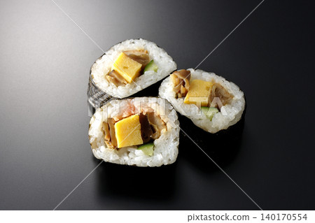 鰻魚壽司卷,以黑色背景拍攝 鰻魚壽司卷,以黑色背景拍攝 140170554