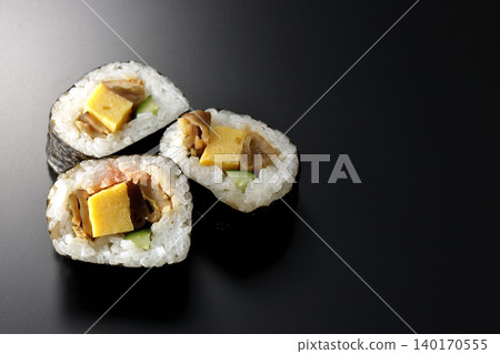 鰻魚壽司卷，以黑色背景拍攝 140170555