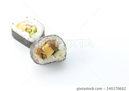 鰻魚壽司捲和沙拉卷,以白色為背景拍攝。 鰻魚壽司捲和沙拉卷,以白色為背景拍攝。 140170682