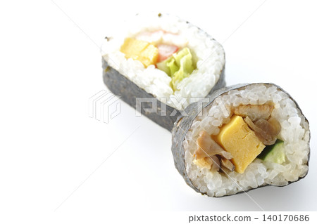 鰻魚壽司捲和沙拉卷,以白色為背景拍攝。 鰻魚壽司捲和沙拉卷,以白色為背景拍攝。 140170686