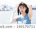 初夏的陽光下，一位女士面帶微笑。 140170711