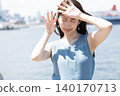 初夏的陽光下，一位女士面帶微笑。 140170713