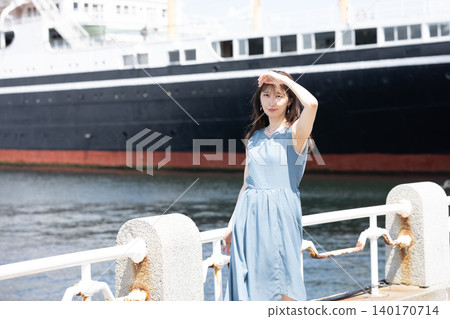 初夏的陽光下，一位女士面帶微笑。 140170714