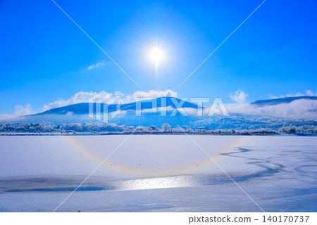 A rare weather phenomenon: a snow surface halo – a rainbow-colored ring surrounding the sun that appeared on the snowfields of Lake Yamanaka in winter. 140170737