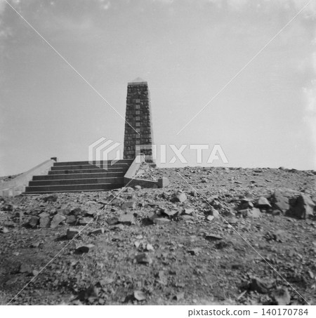 1943 年,第二次中日戰爭期間的滿洲老照片:遼陽郊外的壽山堡戰役紀念碑(日俄戰爭的戰場)。 1943 年,第二次中日戰爭期間的滿洲老照片:遼陽郊外的壽山堡戰役紀念碑(日俄戰爭的戰場)。 140170784