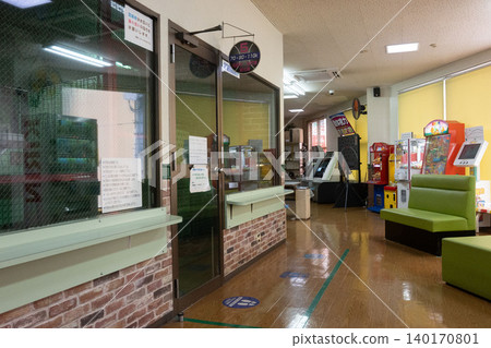 The waiting room of a batting center with a nostalgic game corner attached. The waiting room of a batting center with a nostalgic game corner attached. 140170801