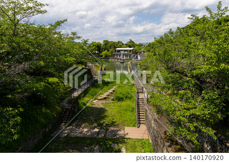 京都南禪寺的遊艇碼頭,四周綠樹。 京都南禪寺的遊艇碼頭,四周綠樹。 140170920