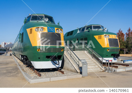 A registered cultural property vehicle of the Korea Railroad Corporation, which played a key role in transporting important dignitaries in history, is on display. 140170961