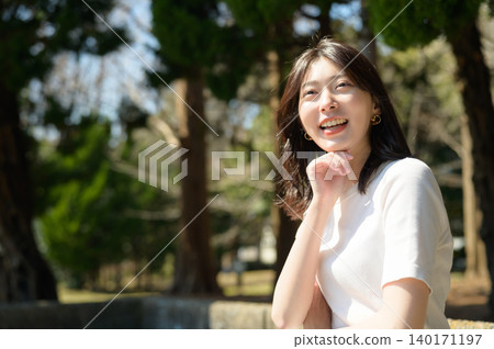 日本女子在公園放鬆 日本女子在公園放鬆 140171197