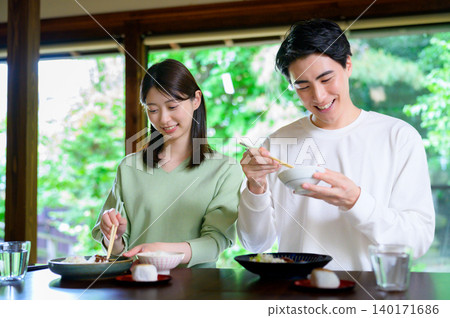 一對日本夫婦正在用餐 一對日本夫婦正在用餐 140171686
