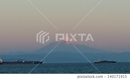 從海上欣賞富士山的日落 140171915