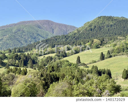 Rokuroshi Plateau: Spring mountains under a blue sky Rokuroshi Plateau: Spring mountains under a blue sky 140172029