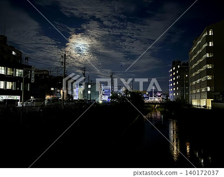 The Mid-Autumn Moon and the Nighttime Town The Mid-Autumn Moon and the Nighttime Town 140172037