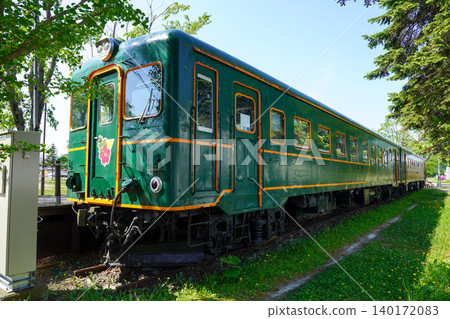 A preserved vehicle (Kiha 22 diesel railcar) at Okoppe Roadside Station 140172083