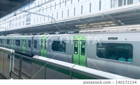 從新大久保站月台上看到的山手線列車。 140172134
