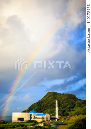 雨後,一道彩虹照亮了種子島宇宙中心。 雨後,一道彩虹照亮了種子島宇宙中心。 140172388
