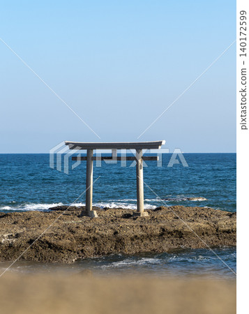 Torii漂浮在海中 140172599