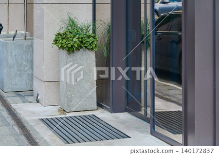 Planter adds style to urban entrance 140172837