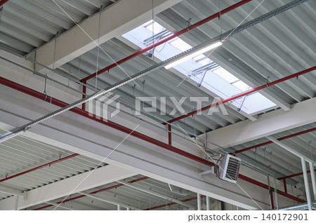 Modern industrial ceiling with skylights and beams Modern industrial ceiling with skylights and beams 140172901